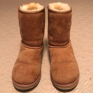 UGG CLASSIC SHORT GENUINE SHEARLING BOOT